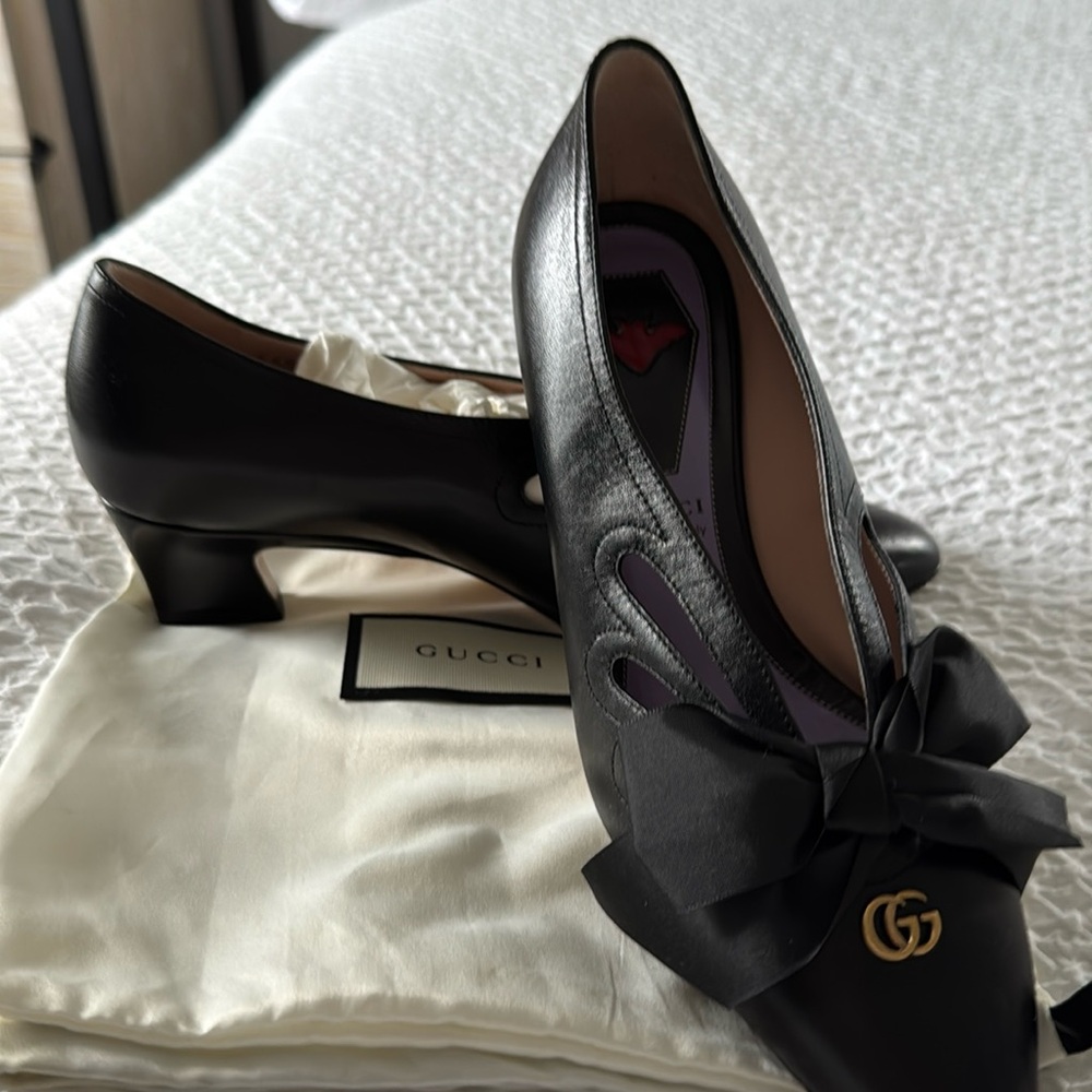 Low heeled Gucci pumps … only worn twice
Excellent condition!!!